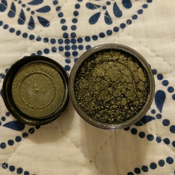 MAC pigment in night light - Picture 3 of 3